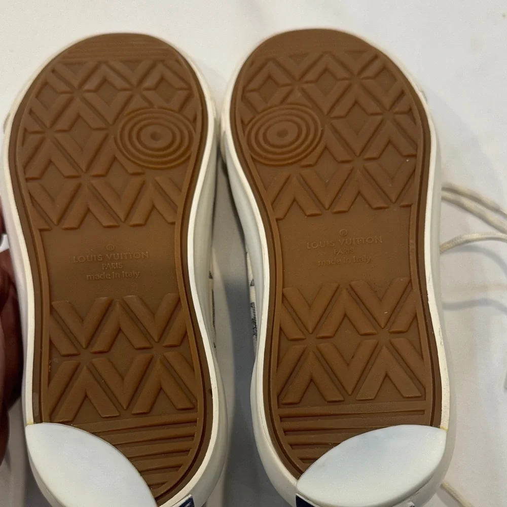 Authentic Louis Vuitton Monogram Beige Sneakers - Picture 11 of 15
